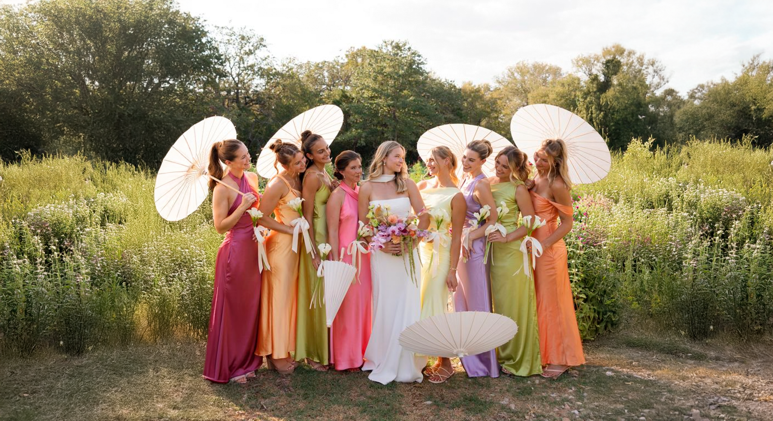 Señoras en paraguas